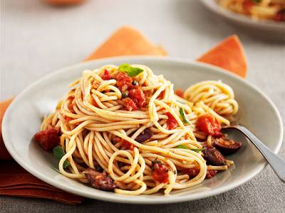 Спагетти с помидорами и грибами