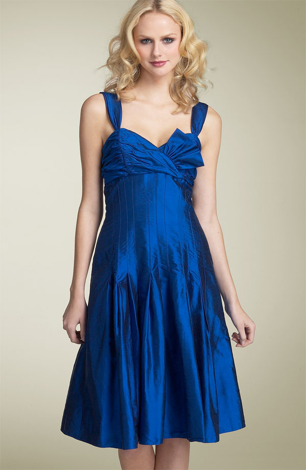 синее платье для блондинки